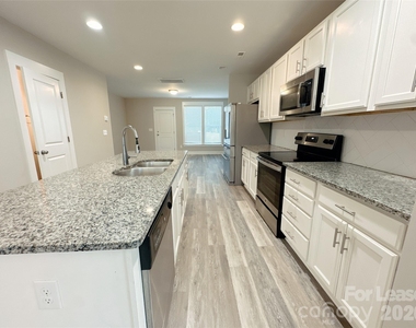 807 Mcarthur Avenue - Photo Thumbnail 2