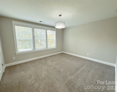 807 Mcarthur Avenue - Photo Thumbnail 7
