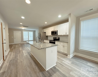 807 Mcarthur Avenue - Photo Thumbnail 1