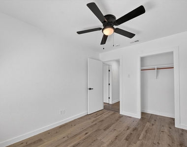 620 Royal Crest Drive - Photo Thumbnail 12