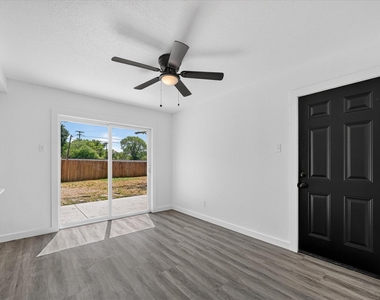 620 Royal Crest Drive - Photo Thumbnail 3