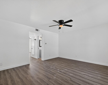 620 Royal Crest Drive - Photo Thumbnail 8