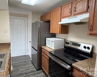 1604 Arlyn Circle - Photo Thumbnail 4