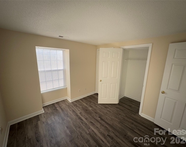 1604 Arlyn Circle - Photo Thumbnail 8