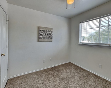 905 Fairbanks Circle - Photo Thumbnail 8