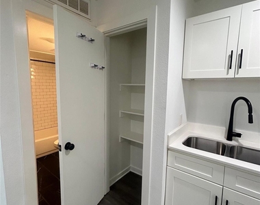 321 E 8th Street - Photo Thumbnail 4