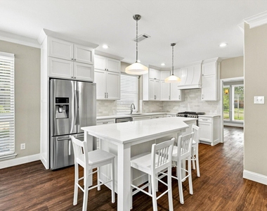 8809 Hedge Row Court - Photo Thumbnail 14