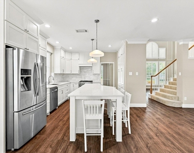 8809 Hedge Row Court - Photo Thumbnail 13