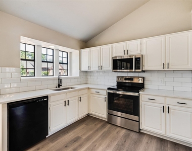 3305 Fairview Drive - Photo Thumbnail 2