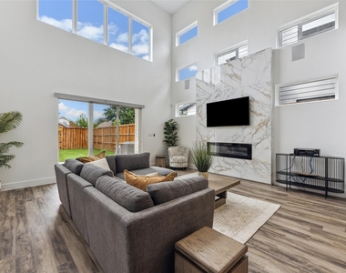 2429 Vagas Street - Photo Thumbnail 4