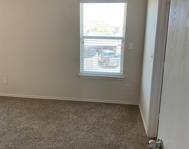 734 Fleming Street - Photo Thumbnail 9