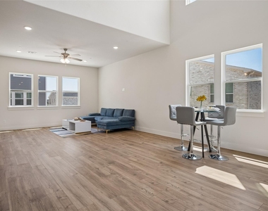 800 Comal Drive - Photo Thumbnail 2
