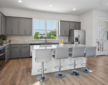 800 Comal Drive - Photo Thumbnail 10