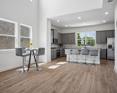 800 Comal Drive - Photo Thumbnail 8