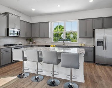 800 Comal Drive - Photo Thumbnail 11
