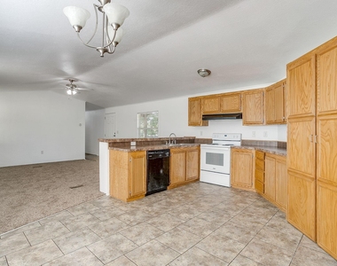 557 Surrey Lane - Photo Thumbnail 7