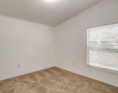 557 Surrey Lane - Photo Thumbnail 15