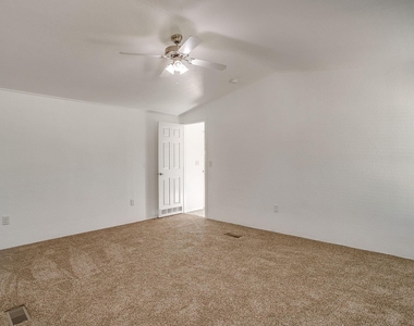 557 Surrey Lane - Photo Thumbnail 11