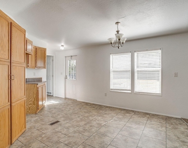557 Surrey Lane - Photo Thumbnail 8