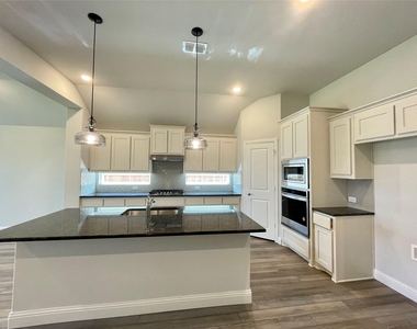 4005 Blue Stem Boulevard - Photo Thumbnail 4