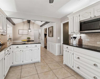 901 Autumn Lake Drive - Photo Thumbnail 14