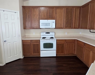 8928 Sunny Hollow Drive - Photo Thumbnail 11