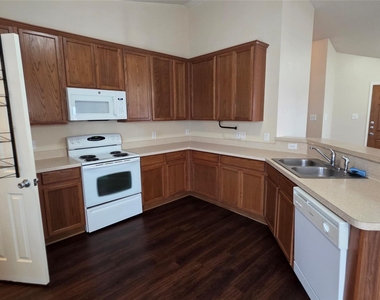 8928 Sunny Hollow Drive - Photo Thumbnail 12