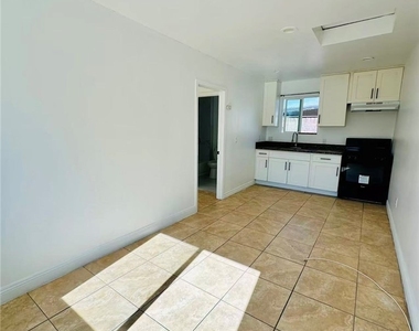 416 W Francis Street - Photo Thumbnail 2