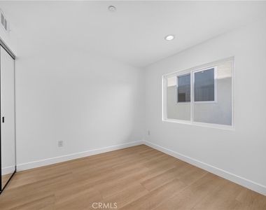 2937 1/2 10th Avenue - Photo Thumbnail 2