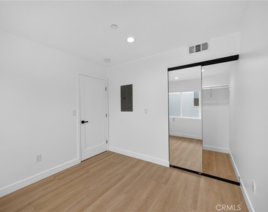2937 1/2 10th Avenue - Photo Thumbnail 3