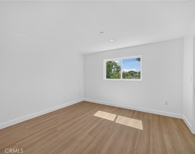 2937 1/2 10th Avenue - Photo Thumbnail 16