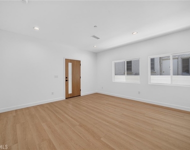 2939 10th Avenue - Photo Thumbnail 2