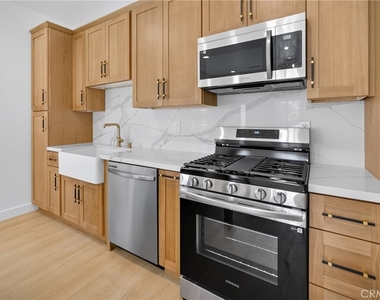 2937 10th Avenue - Photo Thumbnail 4
