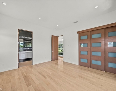 633 N Laurel Avenue - Photo Thumbnail 69