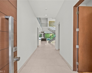 633 N Laurel Avenue - Photo Thumbnail 3