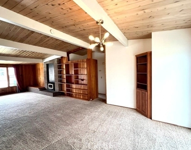 425 Wellington - Photo Thumbnail 3