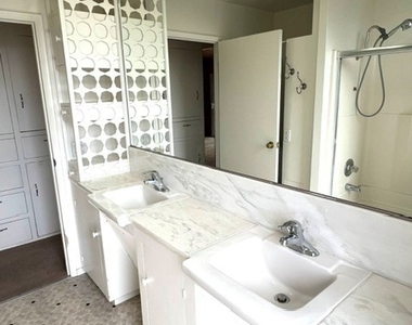 425 Wellington - Photo Thumbnail 24