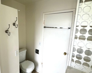 425 Wellington - Photo Thumbnail 25