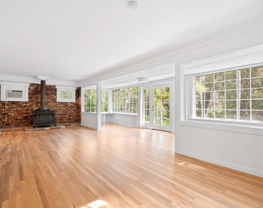2024 Laurel Canyon Boulevard - Photo Thumbnail 1