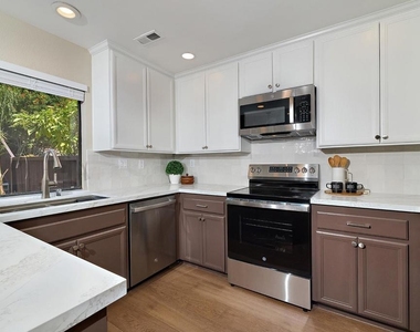 3045 Greenwich Street - Photo Thumbnail 12
