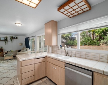 1015 Sparrow Ct - Photo Thumbnail 2