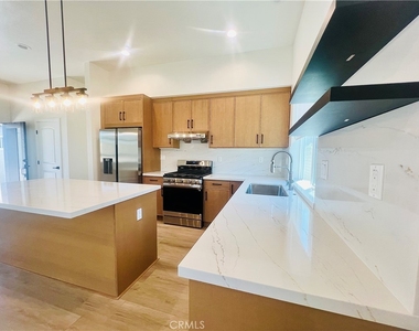 1704 E Vine Avenue - Photo Thumbnail 4