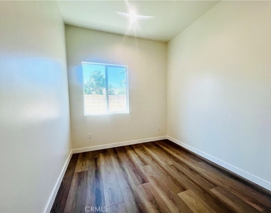 1704 E Vine Avenue - Photo Thumbnail 12