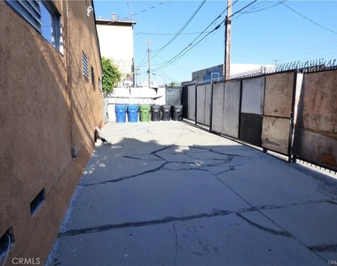 5832 Camerford Avenue - Photo Thumbnail 12