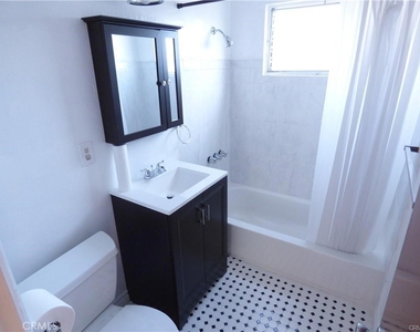 5832 Camerford Avenue - Photo Thumbnail 11
