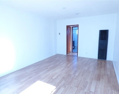 5832 Camerford Avenue - Photo Thumbnail 9