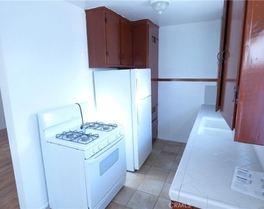 5832 Camerford Avenue - Photo Thumbnail 5