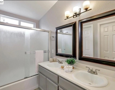 10741 Dulsie Ln - Photo Thumbnail 11