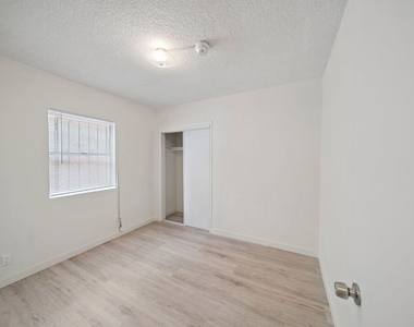 8633 Denver Avenue - Photo Thumbnail 10