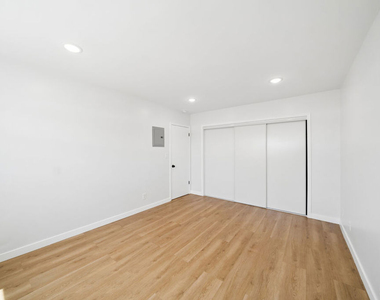 1039 N Harper Avenue - Photo Thumbnail 13
